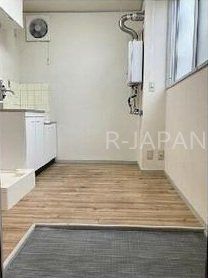 ���ց@����